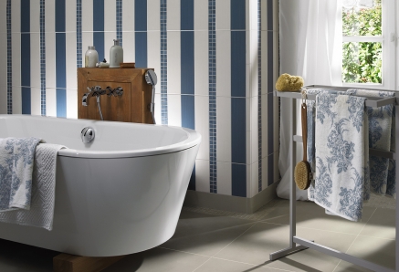 klassisches Bad in blau-wei�