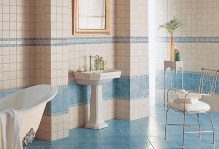 Nostalgisches Bad in blau-wei�